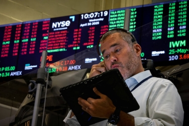 US stocks end higher on tech boost, yen slides on BOJ gloom | Reuters